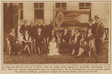 873436 Groepsportret van leden van het damescomité van de omroepvereniging V.A.R.A., afdeling Utrecht, in de tuin van ...